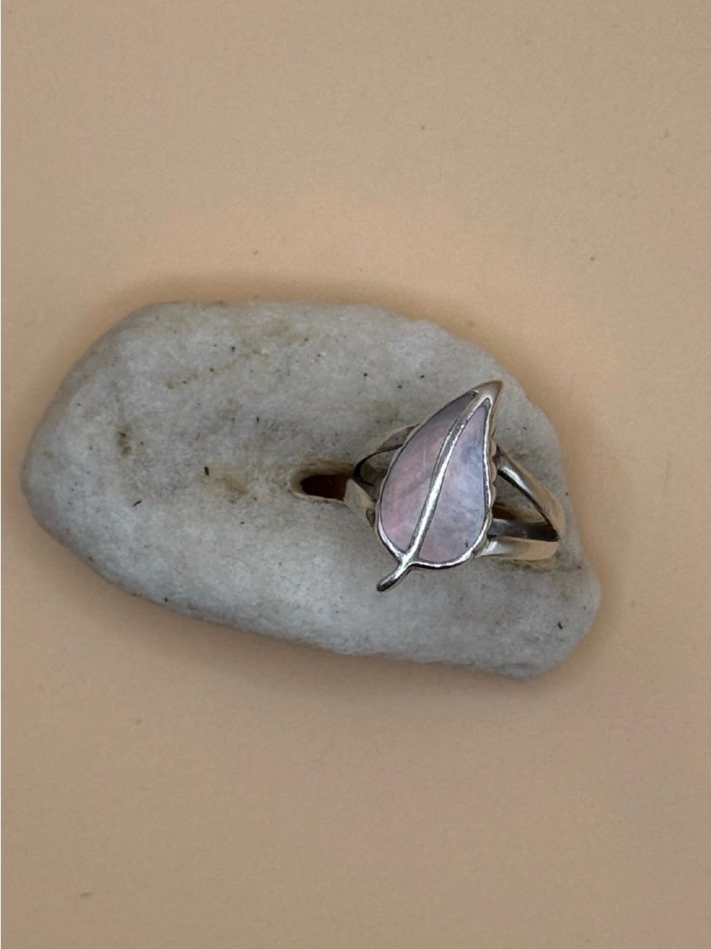Sterling Silver Leaf Ring with brown/pink Mother of Pearl Inlay